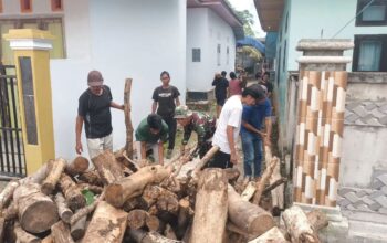 Penuh Kekeluargaan dan Sentuhan Haru, Personel Koramil 1413-11/Wangi-Wangi Bantu Warga Kapota Utara