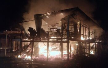 Dua Rumah dan Toko Sutera Terbakar di Tanasitolo, Api Diduga Berasal dari Belakang Rumah