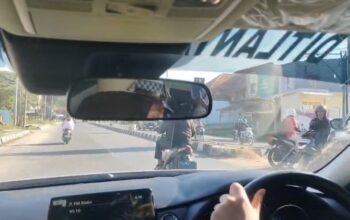 Polwan Ditlantas Polda Sultra Turun ke Jalan, Gaungkan Tertib Berlalu Lintas Lewat “Polantas Menyapa”