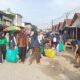 Babinsa Koramil 1413-08/Gu Pelopori Aksi Bersih Pasar Lombe Bersama Warga dan Pemuda