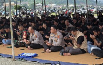 Hari Buruh di Morowali Utara Berjalan Aman, Kapolres Shalat Jumat Bersama Serta Bagikan Makanan dan Minuman Gratis Kepada Buruh  
