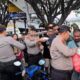 Pelayanan Humanis May Day, Polisi Bagikan Makanan untuk Buruh di Pelabuhan Rakyat Luwuk