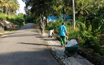 Koramil 1413-05/Kaledupa Bersama Warga Gelar Karya Bakti, Saluran Drainase Desa Lefuto Kembali Bersih