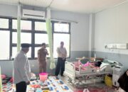 Bentuk Empati dan Dukungan Moril, Kapolres Enrekang Besuk Ibunda Bupati yang Dirawat di RSUD Massenrempulu