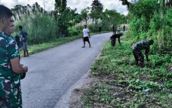 Koramil 1413-07/Batauga Bersama Warga Gelar Kerja Bakti Pembersihan Sisi Jalan di Bandar Batauga