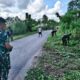 Koramil 1413-07/Batauga Bersama Warga Gelar Kerja Bakti Pembersihan Sisi Jalan di Bandar Batauga