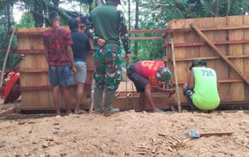Personel Kodim 1413/Buton Percepat Pembangunan Jembatan Gantung Garuda di Desa Lawele