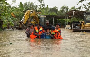 Brimob Polda Sultra Evakuasi Warga Terdampak Banjir di Sejumlah Titik Kota Kendari