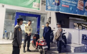 Kapolsek Sabbangparu Ajak Warga Aktif Jaga Kamtibmas saat Patroli Blue Light
