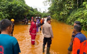 Wakapolres Konut Turun Langsung Pantau Banjir Yang Merendam Sejumlah Titik di Poros Trans Sulawesi