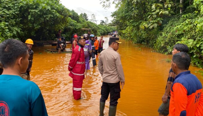 Wakapolres Konut Turun Langsung Pantau Banjir Yang Merendam Sejumlah Titik di Poros Trans Sulawesi