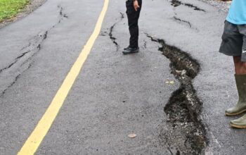 Median Jalan Trans Sulawesi di Desa Kapolano Amblas, Satu Unit Truk Terperosok, Satlantas Konut Berikan Himbauan
