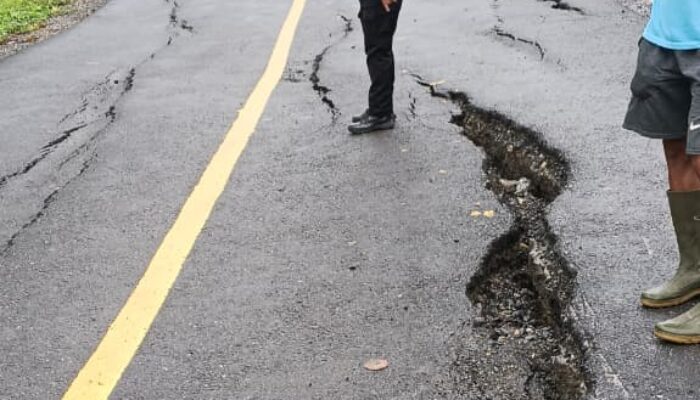 Median Jalan Trans Sulawesi di Desa Kapolano Amblas, Satu Unit Truk Terperosok, Satlantas Konut Berikan Himbauan