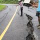 Median Jalan Trans Sulawesi di Desa Kapolano Amblas, Satu Unit Truk Terperosok, Satlantas Konut Berikan Himbauan