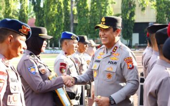 Wujud Apresiasi Kinerja, Kapolda Sulsel Berikan Penghargaan kepada Personel Berprestasi