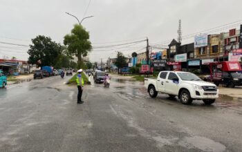 Ditlantas Polda Sultra Lakukan Pengalihan Arus dan Pengaturan Lalu Lintas di Sejumlah Titik Banjir Kota Kendari