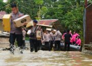 Bhayangkari Sultra Salurkan 150 Paket Bantuan untuk Korban Banjir di Bantaran Kali Wanggu