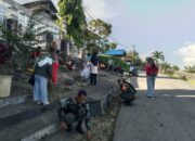 Ciptakan Lingkungan Bersih, Babinsa dan Warga Melai Kerja Bakti Bersihkan Jalan Benteng Keraton Buton