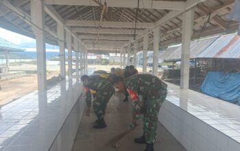 Babinsa Kapontori Bersama Warga Rawat Kebersihan Pasar Tradisional Boniatiro