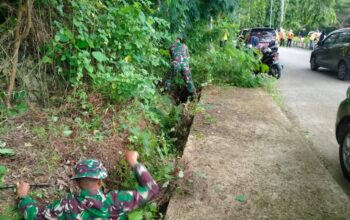 Bersihkan Drainase Pinggir Jalan, Koramil Pasarwajo Bergerak Cegah Penyumbatan