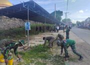 Personel Koramil Mawasangka Bersihkan Area Pasar dan Bahu Jalan Desa Lanto