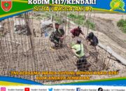 TNI Bersama Warga Gotong Royong Rakit Besi Blok Angkur Jembatan Perintis Garuda di Konawe Selatan