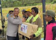 Melalui Program “Kapolres Peduli”, AKBP Hari Budiyanto Salurkan Bantuan Sosial kepada Petani Jagung
