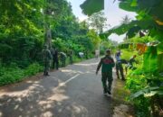 Personel Koramil 1413-06/Tomia Gotong Royong Bersihkan Jalan Lintas Untu–Kollosoha