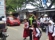 Pengendalian Arus Kendaraan, Polisi Lalu Lintas di Parepare Kembali Berikan Perlindungan Bagi Pejalan Kaki dan Pelajar