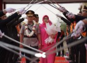 Tradisi Pedang Pora dan Isak Haru Personel Warnai Pelepasan Irjen Pol (Purn) Endi Sutendi di Polda Sulteng