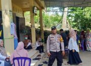 Bhabinkamtibmas Polsek Enrekang mendampingi Puskesmas Enrekang Cek Kesehatan Gratis (CKG) di Desa Binaannya