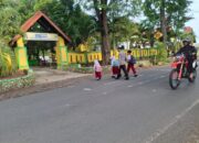 PERSONEL POLSEK MARIORIWAWO LAKSANAKAN PENGATURAN LALU LINTAS DI DEPAN SDN 135 SALEBBO MARIO