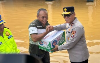 Berikan Dukungan Semangat, Wakapolda Sultra Bagikan 200 Paket Bingkisan untuk Warga Terdampak Banjir di Kali Wanggu