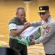 Berikan Dukungan Semangat, Wakapolda Sultra Bagikan 200 Paket Bingkisan untuk Warga Terdampak Banjir di Kali Wanggu