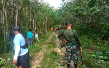 Semangat Gotong Royong di Tengah Rimba, Babinsa Koramil 1413-07/Batauga Bersama Warga Bersihkan Jalan Tani Lawela Selatan