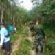 Semangat Gotong Royong di Tengah Rimba, Babinsa Koramil 1413-07/Batauga Bersama Warga Bersihkan Jalan Tani Lawela Selatan