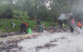 Babinsa Koramil 1413-06/Tomia Bersama Warga Bersihkan Tumpukan Sampah di Pesisir Pantai Hundue