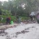 Babinsa Koramil 1413-06/Tomia Bersama Warga Bersihkan Tumpukan Sampah di Pesisir Pantai Hundue