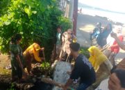Berikan Manfaat, Bhabinkamtibmas Polsek Ujung Bantu Bersih-Bersih Lingkungan Bersama Warga