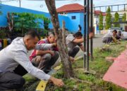 Jaga Kebersihan Mako, Personel Polres Sinjai Gotong Royong Bersihkan Lingkungan.