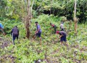 Menyatu dalam Karya, Babinsa Wangi-Wangi dan Warga Bersihkan Kebun Demi Kemajuan Desa