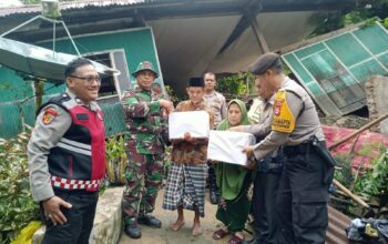 Peduli Sesama, Polres Sinjai Berikan Bantuan kepada Korban Tanah Longsor di Sinjai Timur.