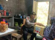 Polres Sinjai Beri Bantuan Kepada Lansia, Rumahnya Tertimpa Longsor.