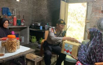 Polres Sinjai Beri Bantuan Kepada Lansia, Rumahnya Tertimpa Longsor.