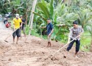 Polsek Sinjai Selatan Bersama Warga Gotong Royong Bersihkan Material Longsor.