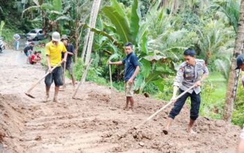 Polsek Sinjai Selatan Bersama Warga Gotong Royong Bersihkan Material Longsor.