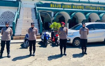 Rutin Setiap Jum’at, Polwan Polres Sinjai Ambil Alih Pengamanan Saat Personel Polki Menunaikan Sholat Jumat.