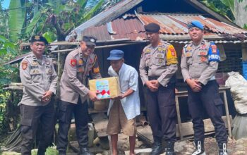 Polres Sinjai Salurkan Bantuan Sosial untuk Lansia Sebatang Kara di Timbasoang.