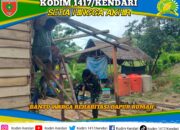 Wujud Kemanunggalan TNI, Babinsa Koramil Moramo Bantu Warga Rehabitasi Dapur Rumah
