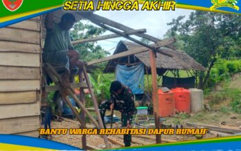 Wujud Kemanunggalan TNI, Babinsa Koramil Moramo Bantu Warga Rehabitasi Dapur Rumah